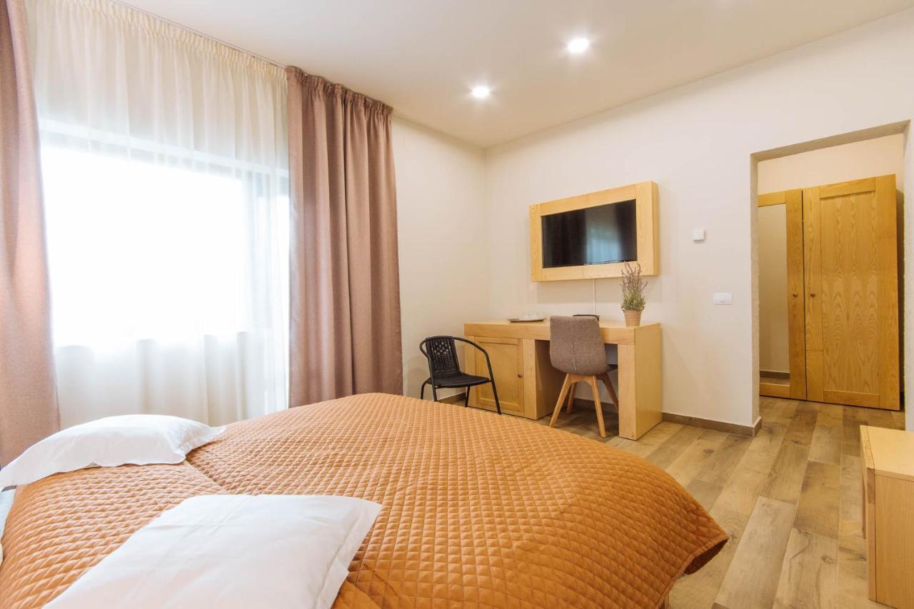 Comoara Raraului Campulung Moldovenesc Bagian luar foto
